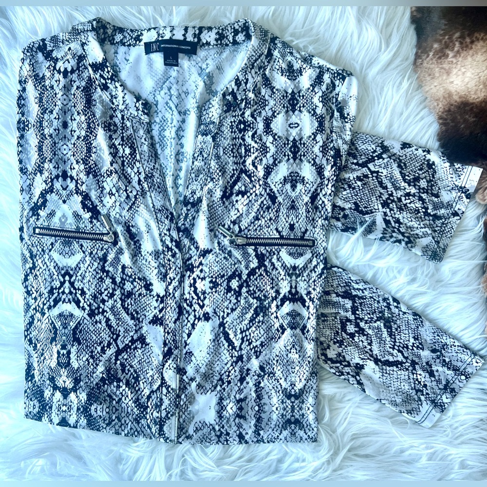 INC Black and White Snakeskin Print Viscose Jersey Zip Front Blouse! Sz L!